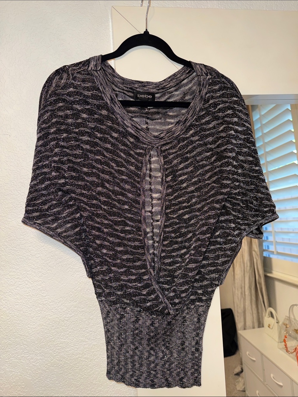 bebe Black and Gray Keyhole Short Sleeve Crop Top